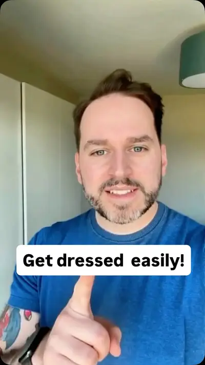 青いTシャツ姿で親指を立てる創業者