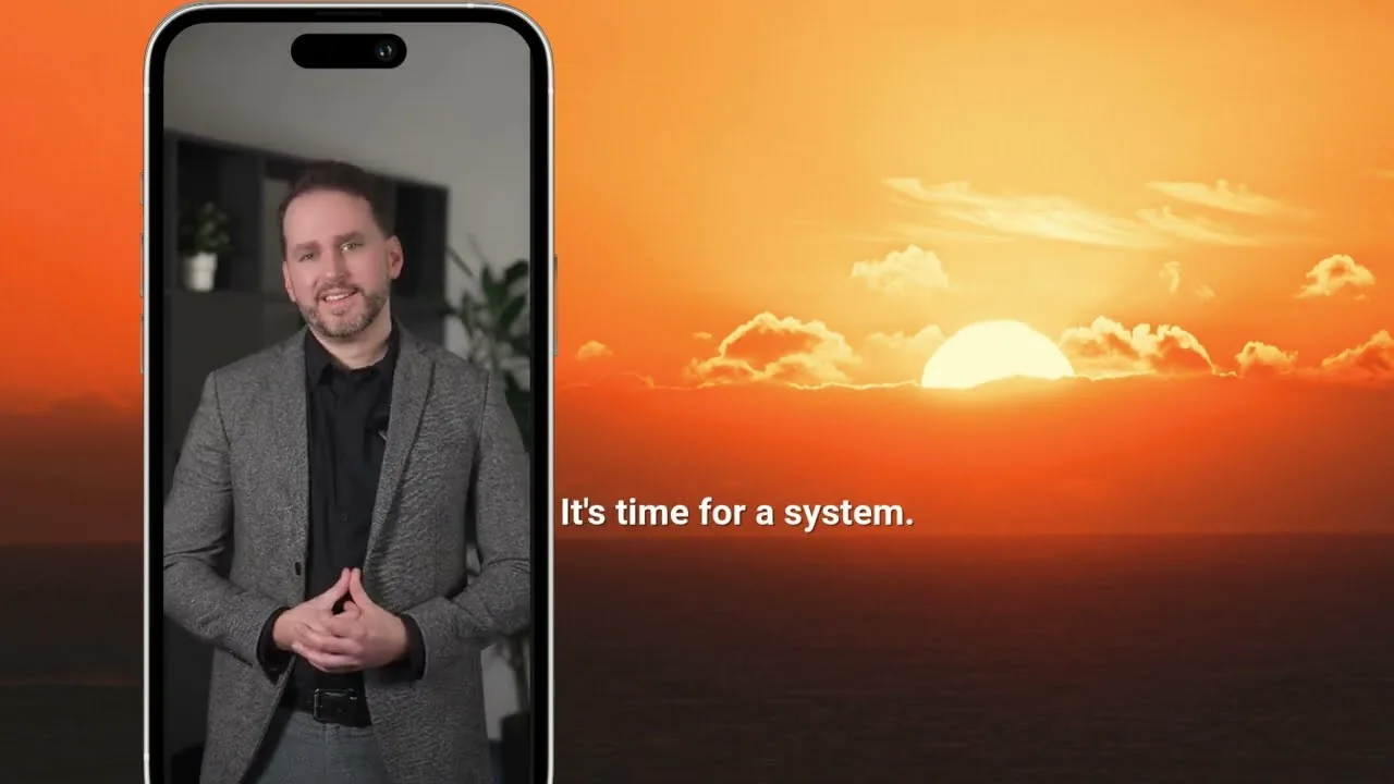 Gründer Dominik Breitbach stellt die maiasa App auf dem Smartphone vor